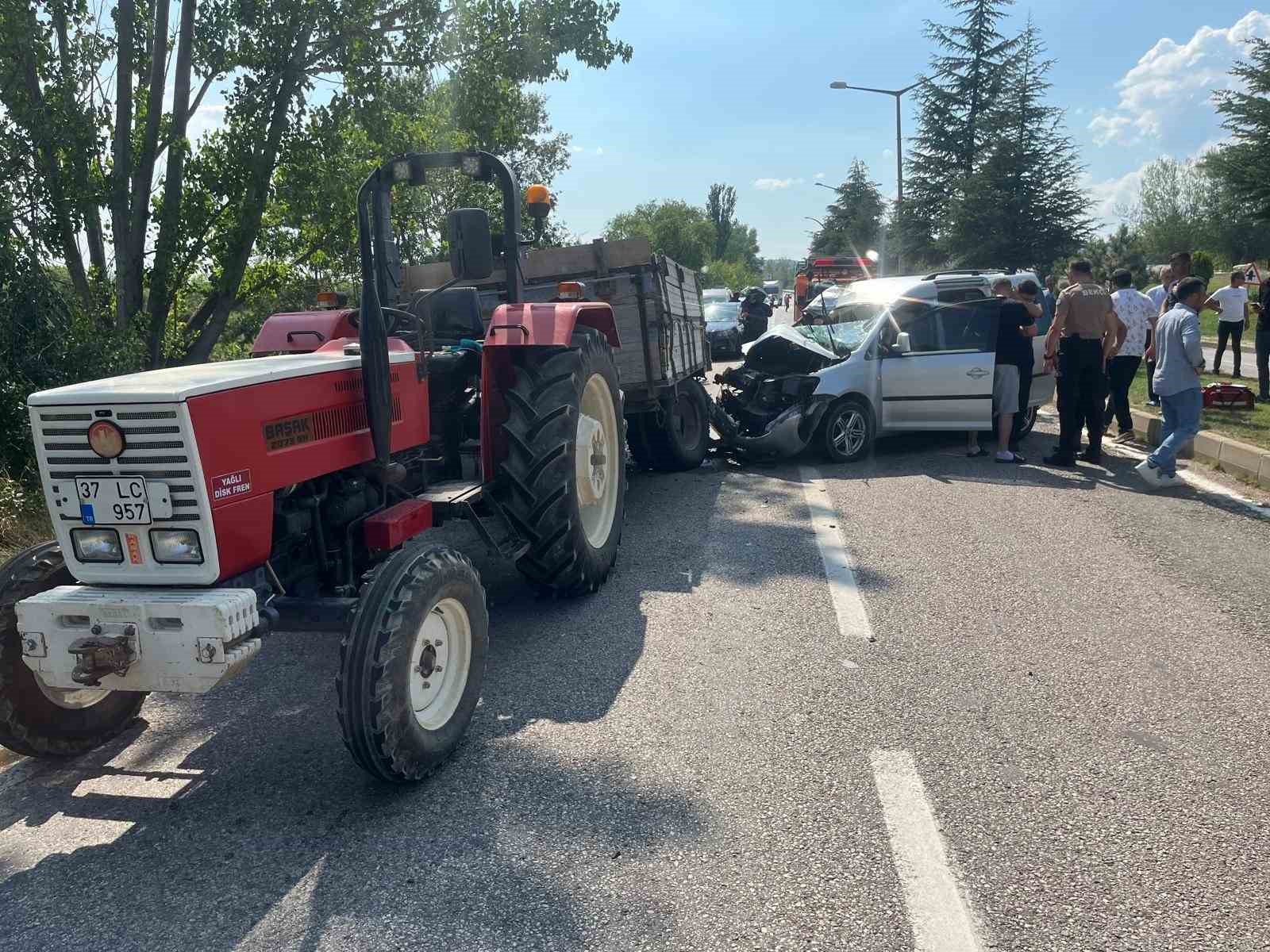 KASTAMONU’NUN TAŞKÖPRÜ İLÇESİNDE TRAKTÖRÜN RÖMORKUNA ARKADAN ÇARPAN ARAÇTAKİ 5 KİŞİ