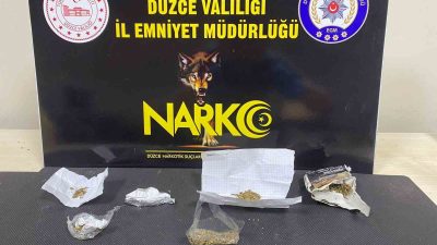 DÜZCE’DE POLİS EKİPLERİ TARAFINDAN YAPILAN ÇALIŞMADA SOKAKTA UYUŞTURUCU SATAN 1