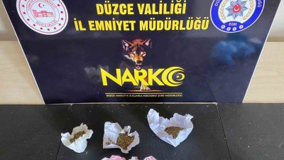 DÜZCE’DE UYUŞTURUCU SATTIĞI TESPİT EDİLEN ŞAHIS TUTUKLANDI. ŞAHSIN EVİNDE VE