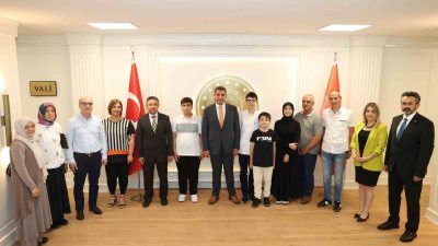 DÜZCE VALİSİ SELÇUK ASLAN, LGS’DE TÜM SORULARI YANITLAYAN BAHÇEŞEHİR KOLEJİ