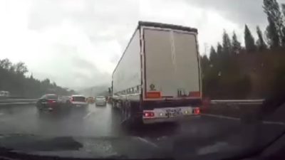 DÜZCE’DE ZİNCİRLEME KAZANIN MEYDANA GELDİĞİ OTOYOLDA 2. KAZA ANI ARAÇ