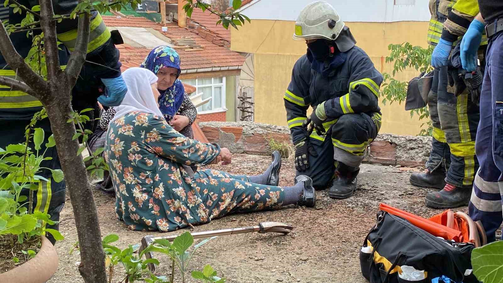 Yaşlı kadın tavukları için çıktığı çatıda mahsur kaldı