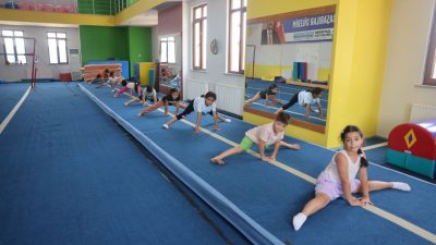 ÇAYIROVA'DA AÇILAN YAZ SPOR OKULLARINDA EĞİTİMLER BAŞLADI. SEÇTİKLERİ BRANŞLARA KAYIT