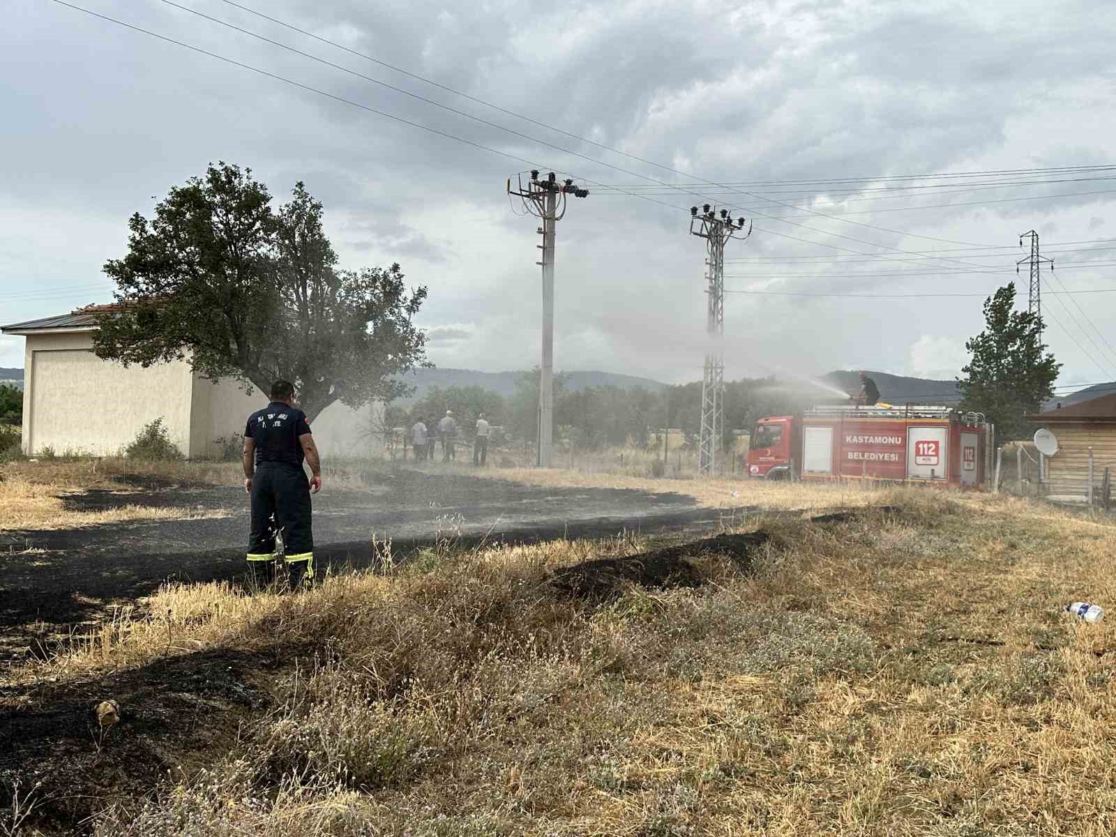 KASTAMONU-İNEBOLU KARAYOLU ÜZERİNDE SAĞANAK YAĞIŞ İLE BİRLİKTE YILDIRIM DÜŞMESİ SONUCU