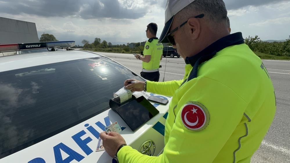 DÜZCE’DE TRAFİK DENETİMİ YAPAN