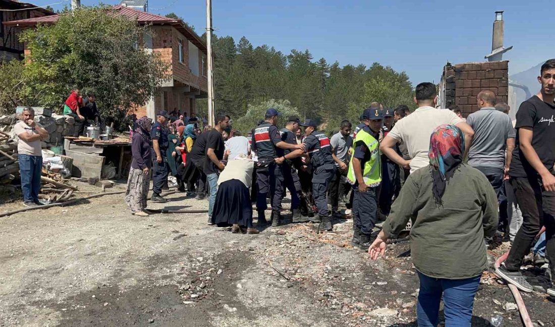 KASTAMONU'NUN TOSYA İLÇESİNDE ÇIKAN YANGINDA 3 EV KULLANILAMAZ HALE GELDİ,