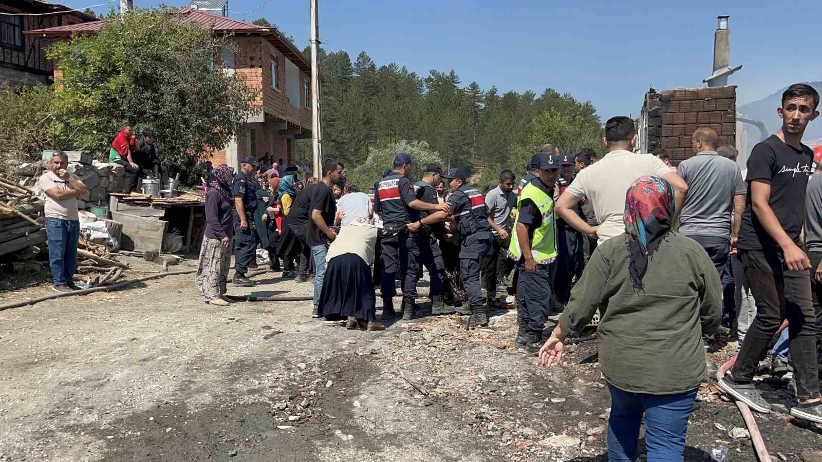 KASTAMONU'NUN TOSYA İLÇESİNDE ÇIKAN YANGINDA 3 EV KULLANILAMAZ HALE GELDİ,