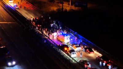 DÜZCE’DE 2 ARACIN KARIŞTIĞI KAZAYA DURAMAYAN 4 ARAÇ DAHA ÇARPTI.