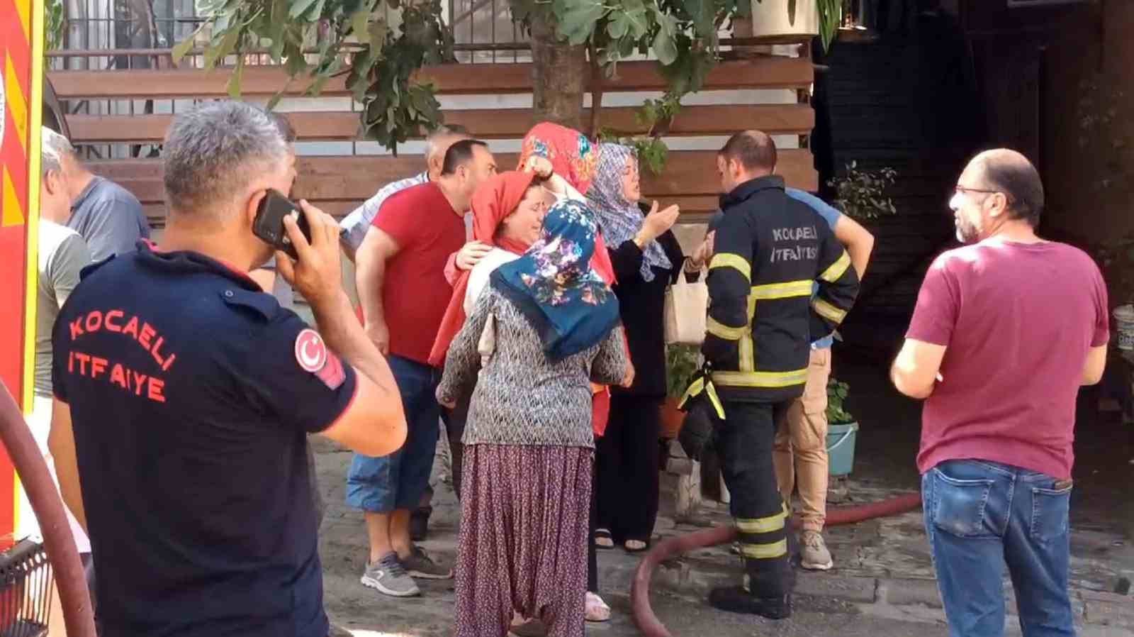 1'İ BEBEK 4 KİŞİNİN DUMANDAN ETKİLENDİĞİ YANGINDA EV SAHİPLERİ GÖZYAŞLARINA