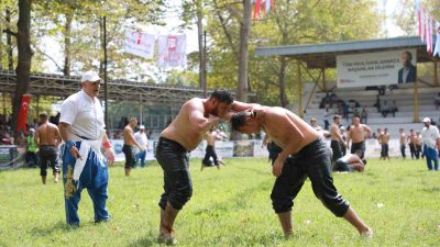 AKBALIK YAĞLI GÜREŞLERİ’NİN 59.'SU BAŞLADI. 20’Sİ BAŞPEHLİVAN OLMAK ÜZERE TOPLAM