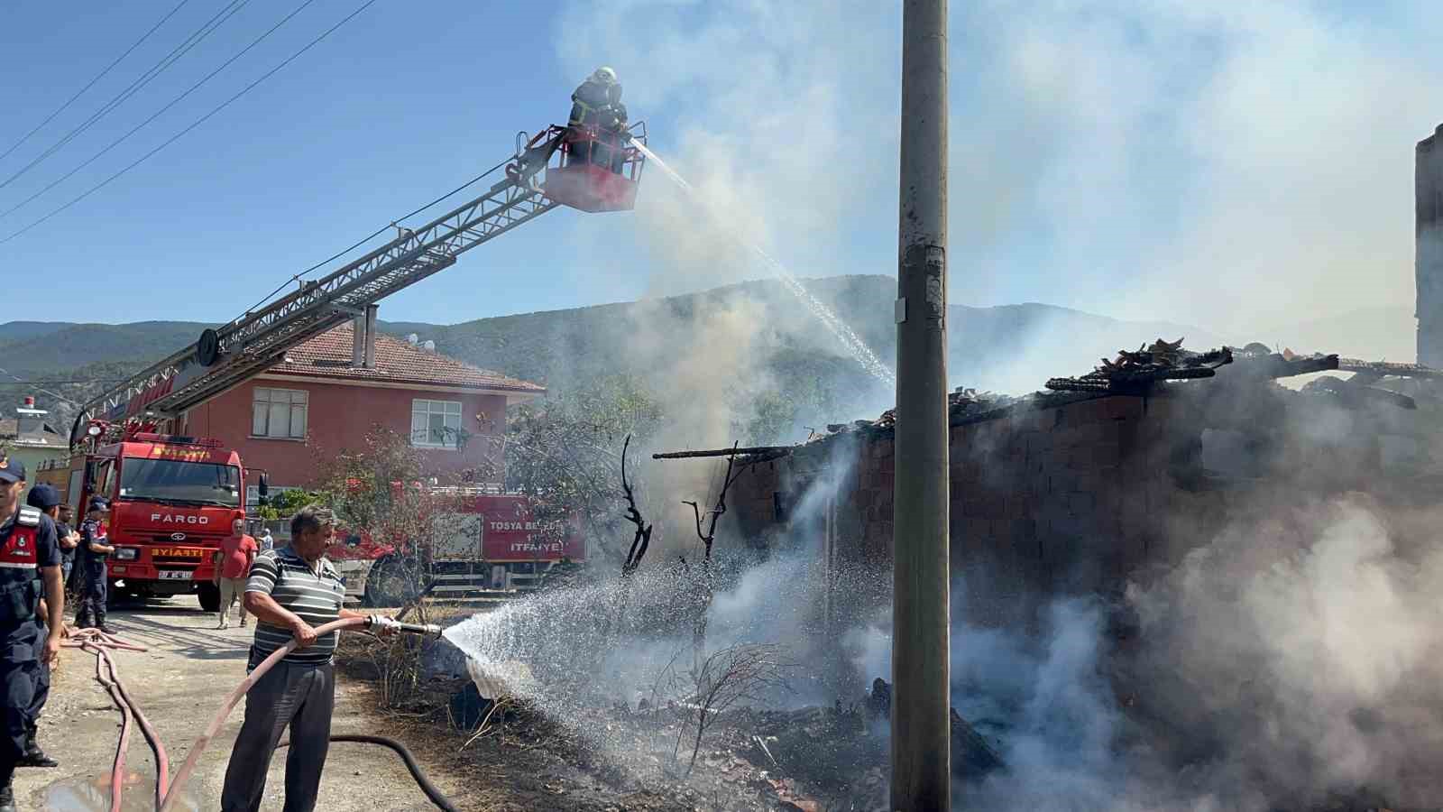 KASTAMONU'NUN TOSYA İLÇESİNDE ALEVLERE TESLİM OLAN KULLANILMAZ HALE GELDİ. YANGIN