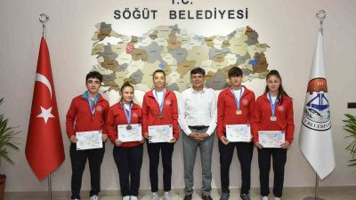 AVRUPA ŞAMPİYONLARI MADALYALARIYLA BAŞKAN DURGUT'U ZİYARET ETTİ