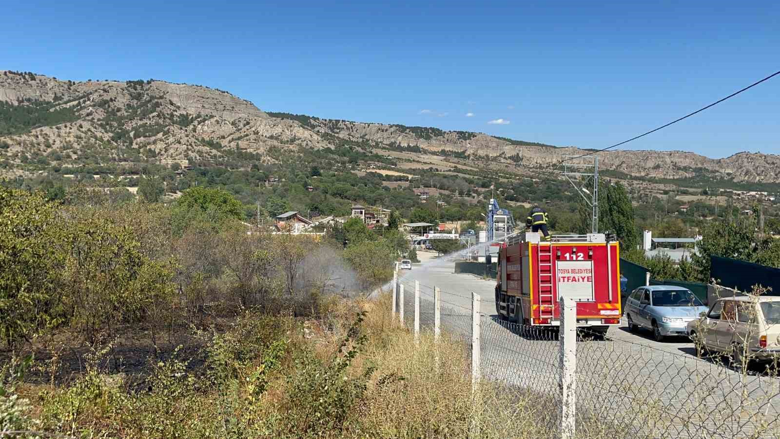 KASTAMONU’NUN TOSYA İLÇESİNDE BAĞ EVİNİN BAHÇESİNDE ÇIKAN YANGIN, İTFAİYE EKİPLERİNİN