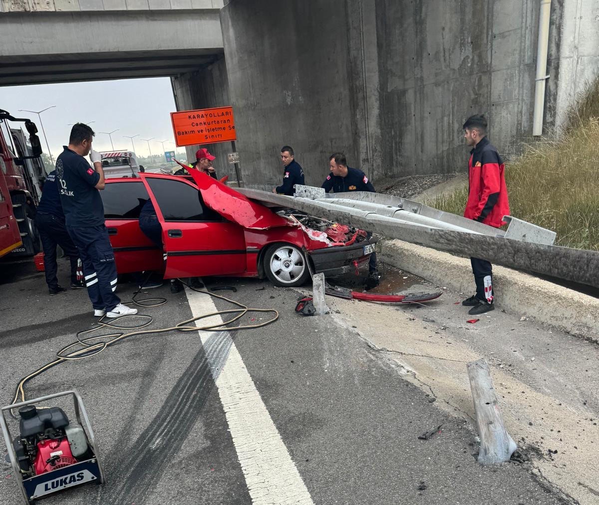 Bariyerlere çarpan otomobil hurdaya döndü: 1 yaralı