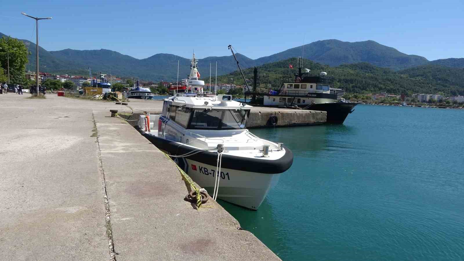 KASTAMONU’NUN CİDE İLÇESİNDE TEKNENİN BATMASI SONUCU KAYBOLAN ÜÇ KİŞİNİN ARANMASINA