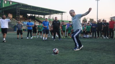 ÇAYIROVA BELEDİYE BAŞKANI BÜNYAMİN ÇİFTÇİ, ÇAYIROVASPOR FUTBOL OKULLARI'NDA EĞİTİM GÖREN