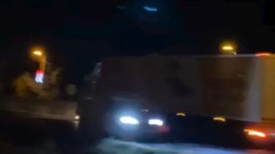 DÜZCE’DE BEYPİLİÇ’E AİT TIRIN FRENLERİ BOŞALINCA TERS ŞERİDE GİRİP BALATALARINDAN