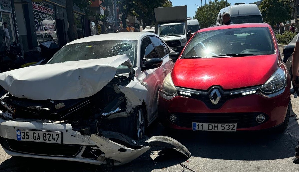 Bilecik’te 5 aracın karıştığı zincirleme trafik kazasında 1 kişi yaralandı