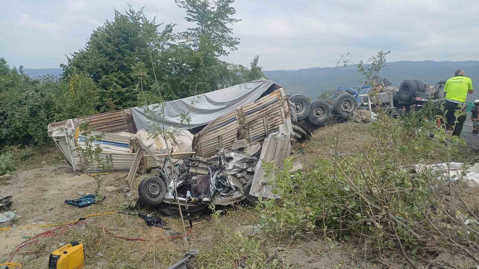 Bolu Dağı Geçişi’nde feci kaza: Tır otomobili sürükleyerek devrildi, 2 ölü 2 yaralı