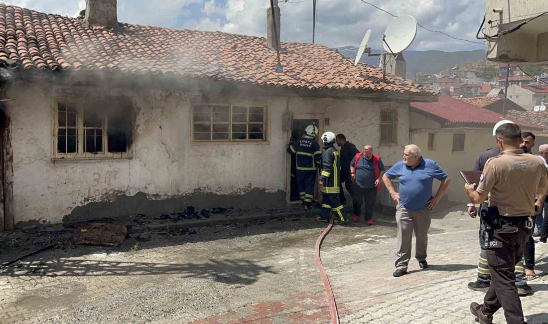 KASTAMONU'NUN TOSYA İLÇESİNDE BİR EVDE ÇIKAN YANGIN, İTFAİYE EKİPLERİNİN HIZLI