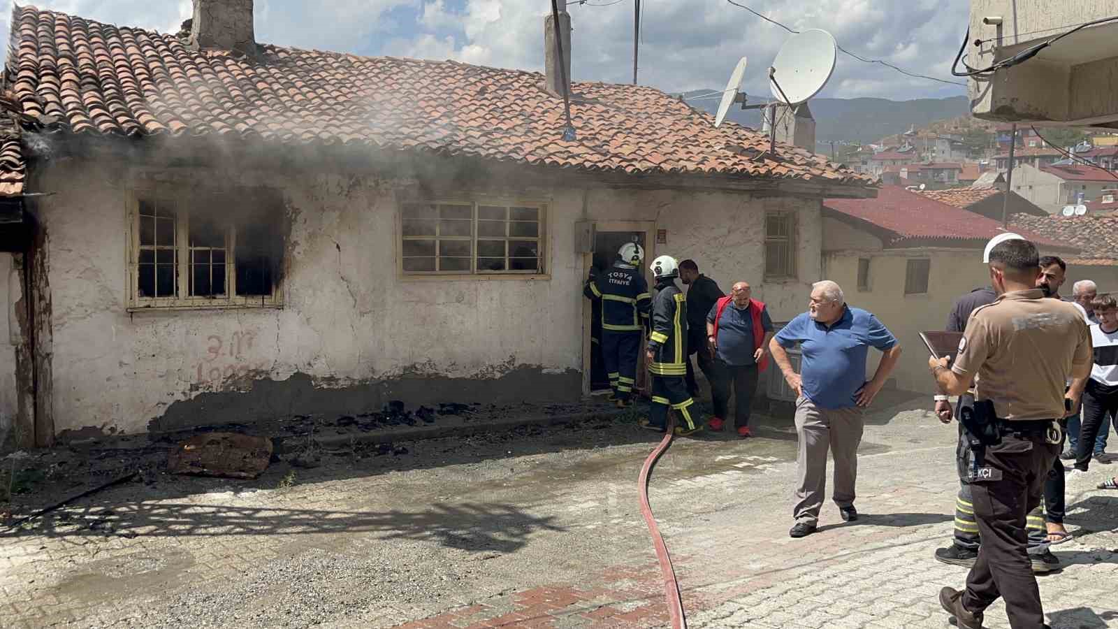 KASTAMONU'NUN TOSYA İLÇESİNDE BİR EVDE ÇIKAN YANGIN, İTFAİYE EKİPLERİNİN HIZLI