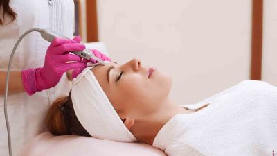 CİLT BAKIM UZMANLARI, SAĞLIKLI VE PÜRÜZSÜZ BİR CİLT İÇİN DÜZENLİ