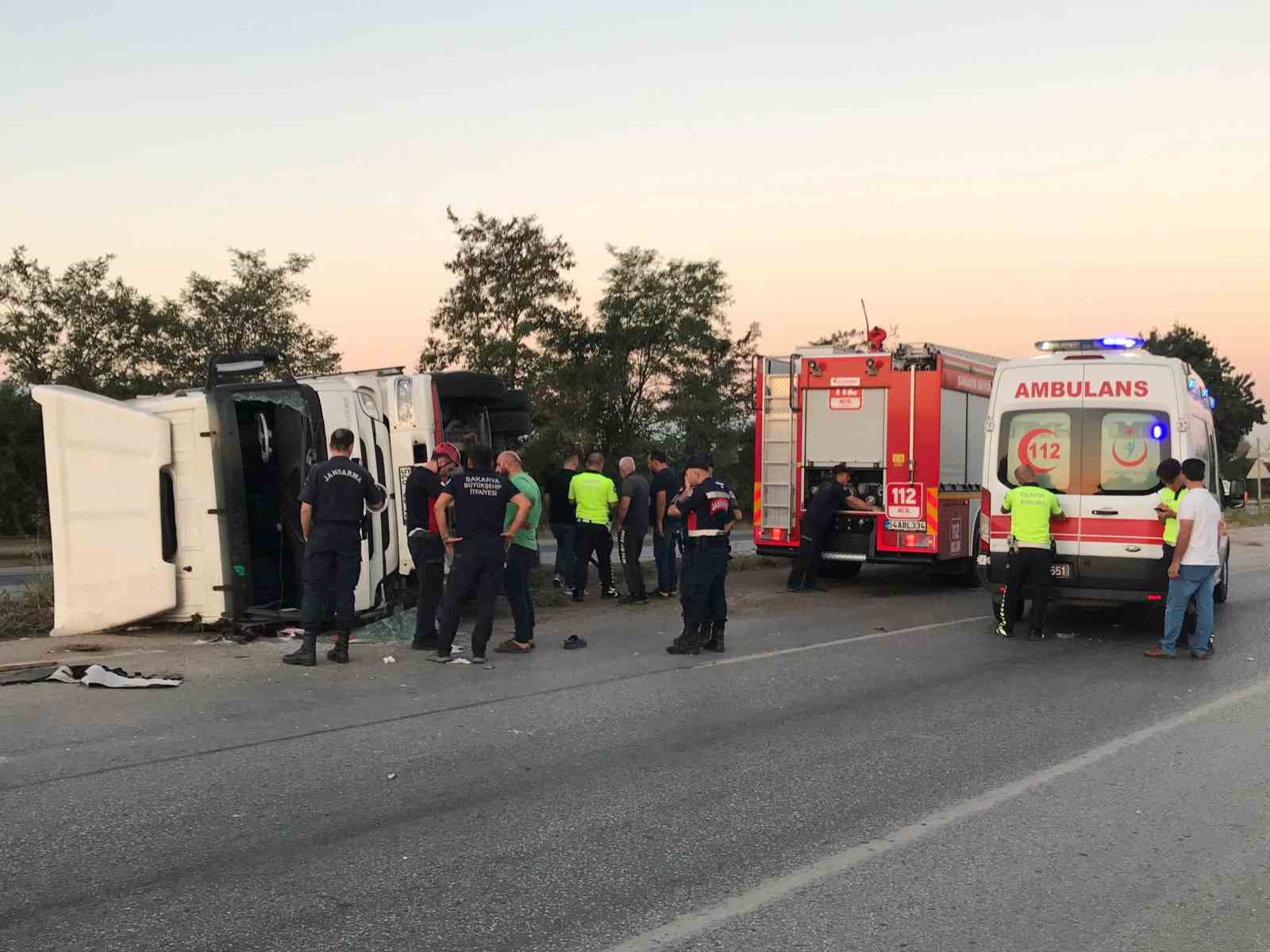 D-100’de sürücüsü uyuya kaldığı iddia edilen kamyon devrildi: 2 yaralı