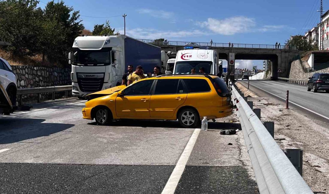 KASTAMONU'NUN TOSYA İLÇESİNDE MAKASLAYAN TIR SEBEBİYLE KAZA YAPAN TİCARİ TAKSİNİN