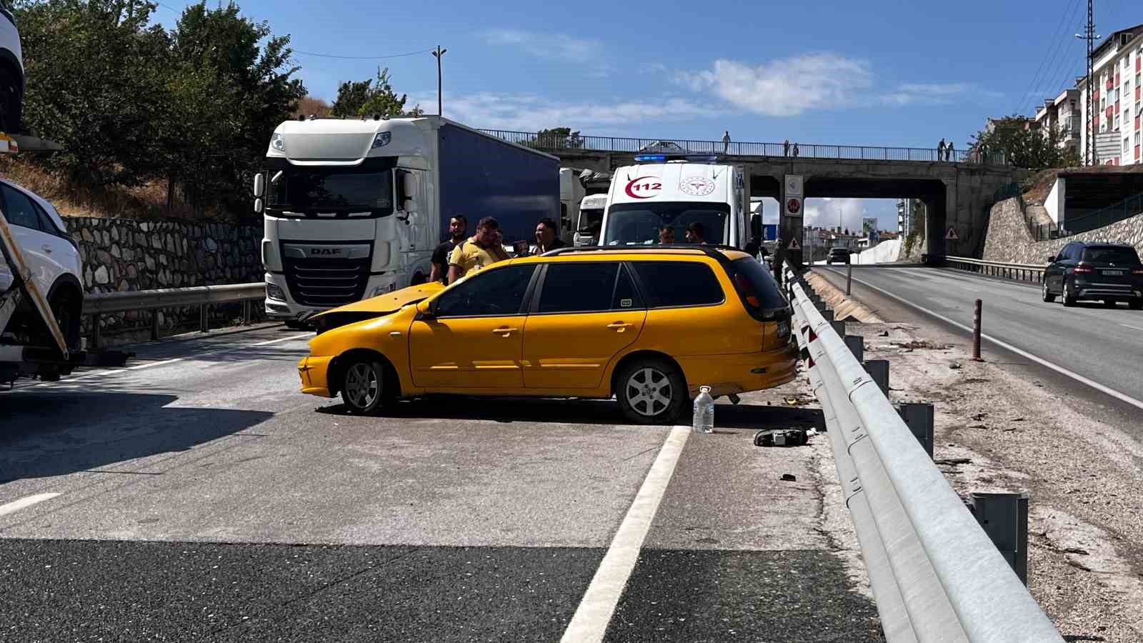 KASTAMONU'NUN TOSYA İLÇESİNDE MAKASLAYAN TIR SEBEBİYLE KAZA YAPAN TİCARİ TAKSİNİN