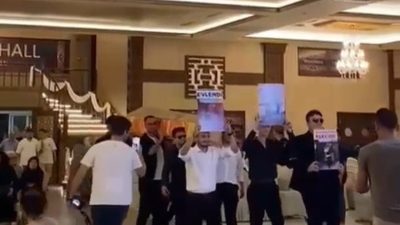 DÜZCE’DE BİR DÜĞÜNE DAMADIN ARKADAŞLARI SALONA TABUTLA GELDİ. O ANLAR