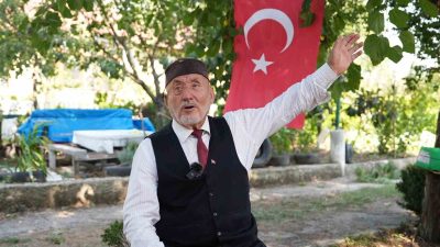 DÜZCE BELEDİYESİ, 86 YAŞINDAKİ ADEM KARAGÜLLE’NİN BAYRAK İSTEĞİ ÜZERİNE HAREKETE