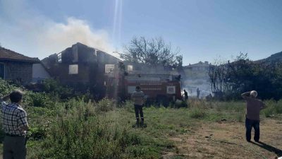 DÜZCE'NİN ÇİLİMLİ İLÇESİNDE 2 KATLI BİR EVDE ÇIKAN YANGIN İTFAİYE