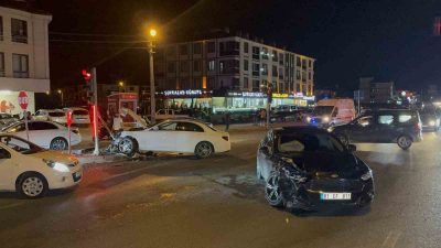 DÜZCE’DE IŞIKLI KAVŞAKTA 2 OTOMOBİL ÇARPIŞTI. KAZADA 4 KİŞİ YARALANDI.