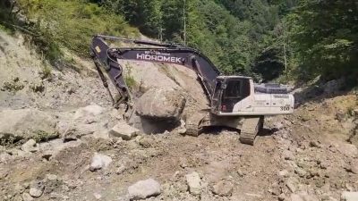 DÜZCE İL ÖZEL İDARESİ EKİPLERİ KÖY YOLLARINDA MEYDANA GELEN HEYELAN