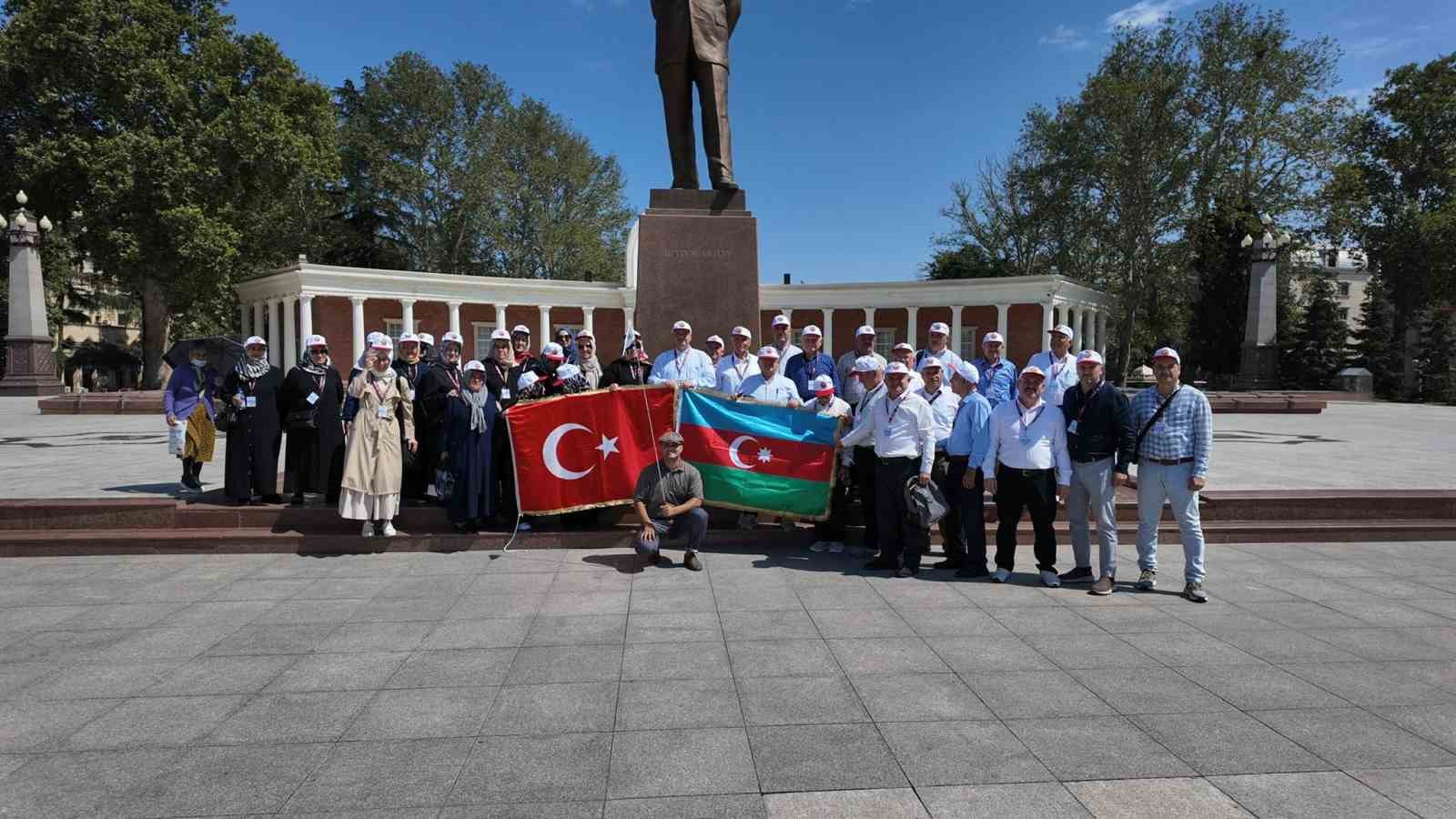 Ermeni işgalinden kurtarılan Dağlık Karabağ bölgesini Türk bayrakları ile gezdiler