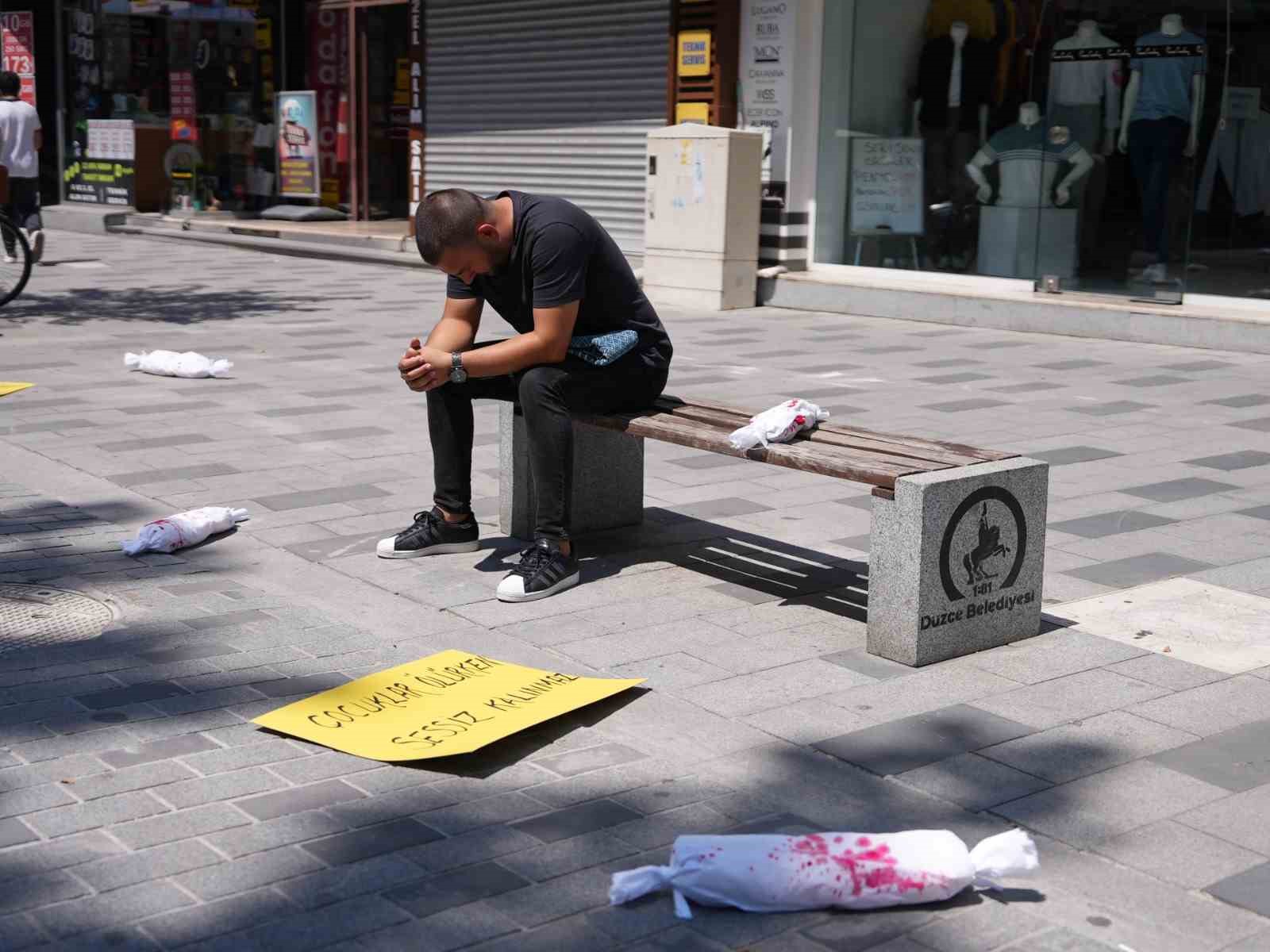 Filistin’de ölen bebeklere dikkat çekmek için yapılan eylemde Düzceliler gözyaşlarını tutamadı