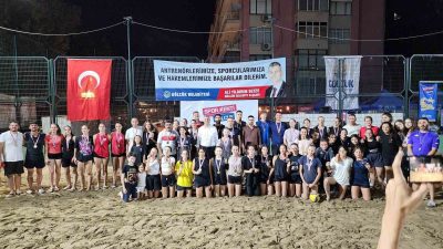 GÖLCÜK BELEDİYESİNİN BU YIL İKİNCİ KEZ DÜZENLEDİĞİ PLAJ VOLEYBOLU TURNUVASI
