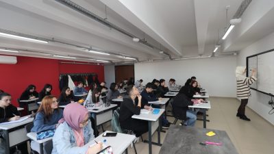 GEBZE BELEDİYE'SİNİN GENÇLER İÇİN KENT MERKEZİNDE HİZMETE AÇTIĞI GÜZİDE GENÇLİK