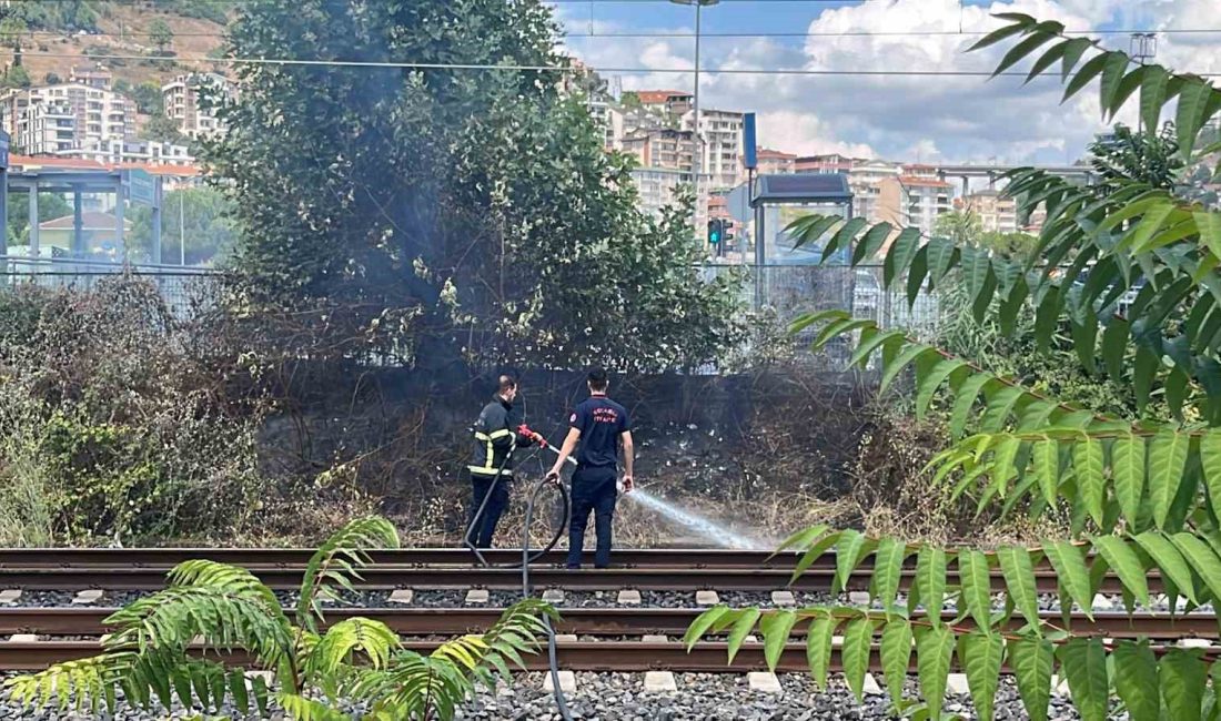 KOCAELİ'NİN İZMİT İLÇESİNDE HIZLI TREN RAYLARINDAKİ OTLUK ALANDA ÇIKAN YANGINI