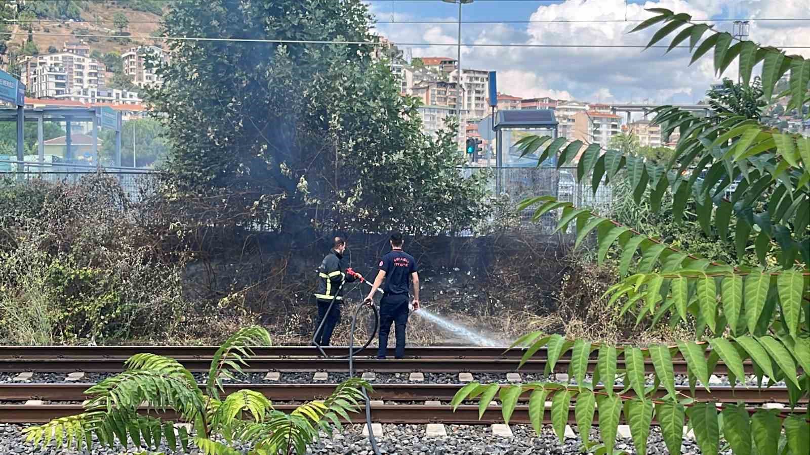 KOCAELİ'NİN İZMİT İLÇESİNDE HIZLI TREN RAYLARINDAKİ OTLUK ALANDA ÇIKAN YANGINI