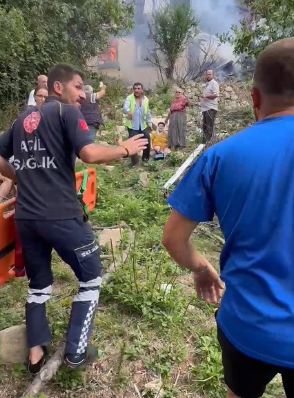 KASTAMONU’NUN ÇATALZEYTİN İLÇESİNDE ÇIKAN YANGINDA 1 EV ALEVLERE TESLİM OLDU.