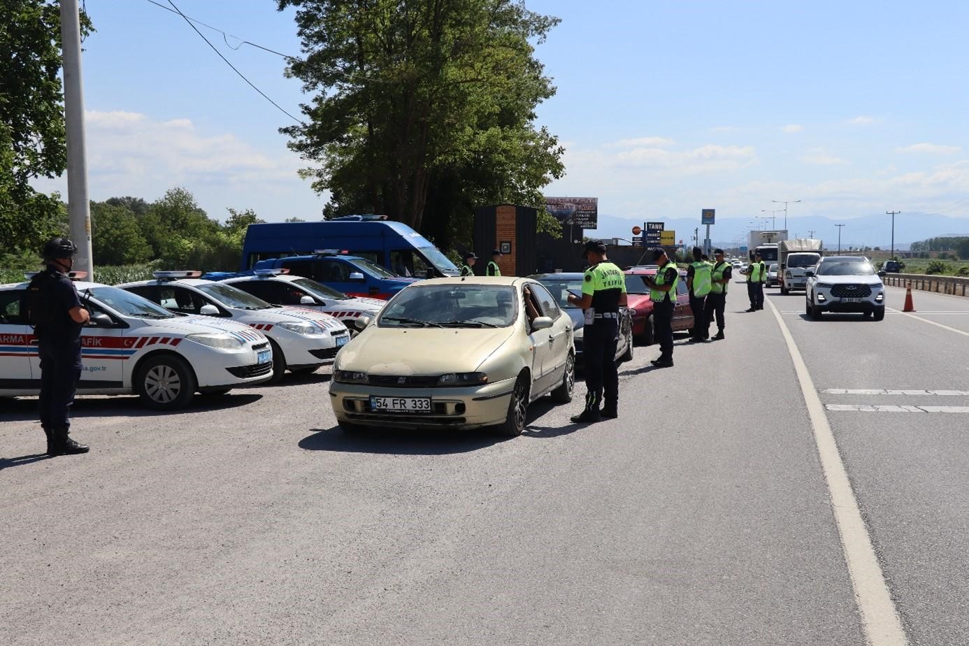 Jandarma trafikte affetmedi: 622 araç ile 185 sürücü trafikten men edildi