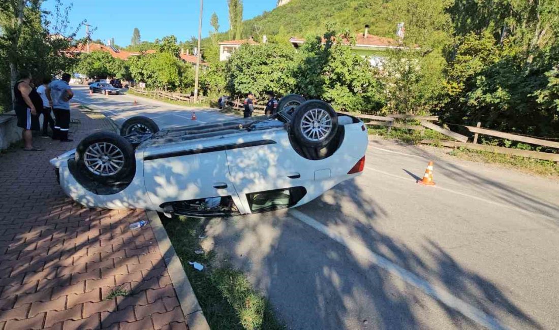 KASTAMONU’NUN CİDE İLÇESİNDE KALDIRIMA ÇARPARAK TAKLA ATAN OTOMOBİLİN SÜRÜCÜSÜ YARALANDI.