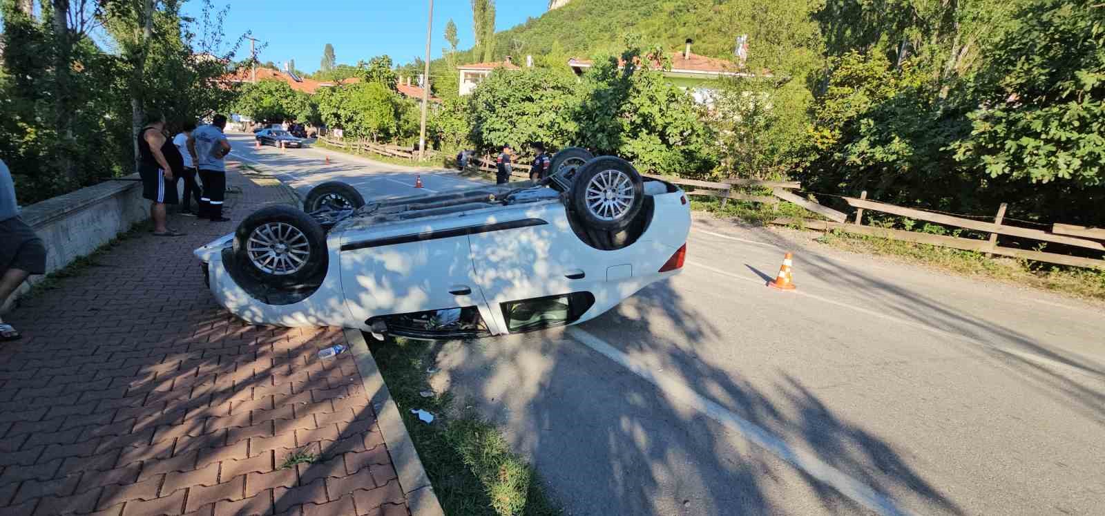 KASTAMONU’NUN CİDE İLÇESİNDE KALDIRIMA ÇARPARAK TAKLA ATAN OTOMOBİLİN SÜRÜCÜSÜ YARALANDI.