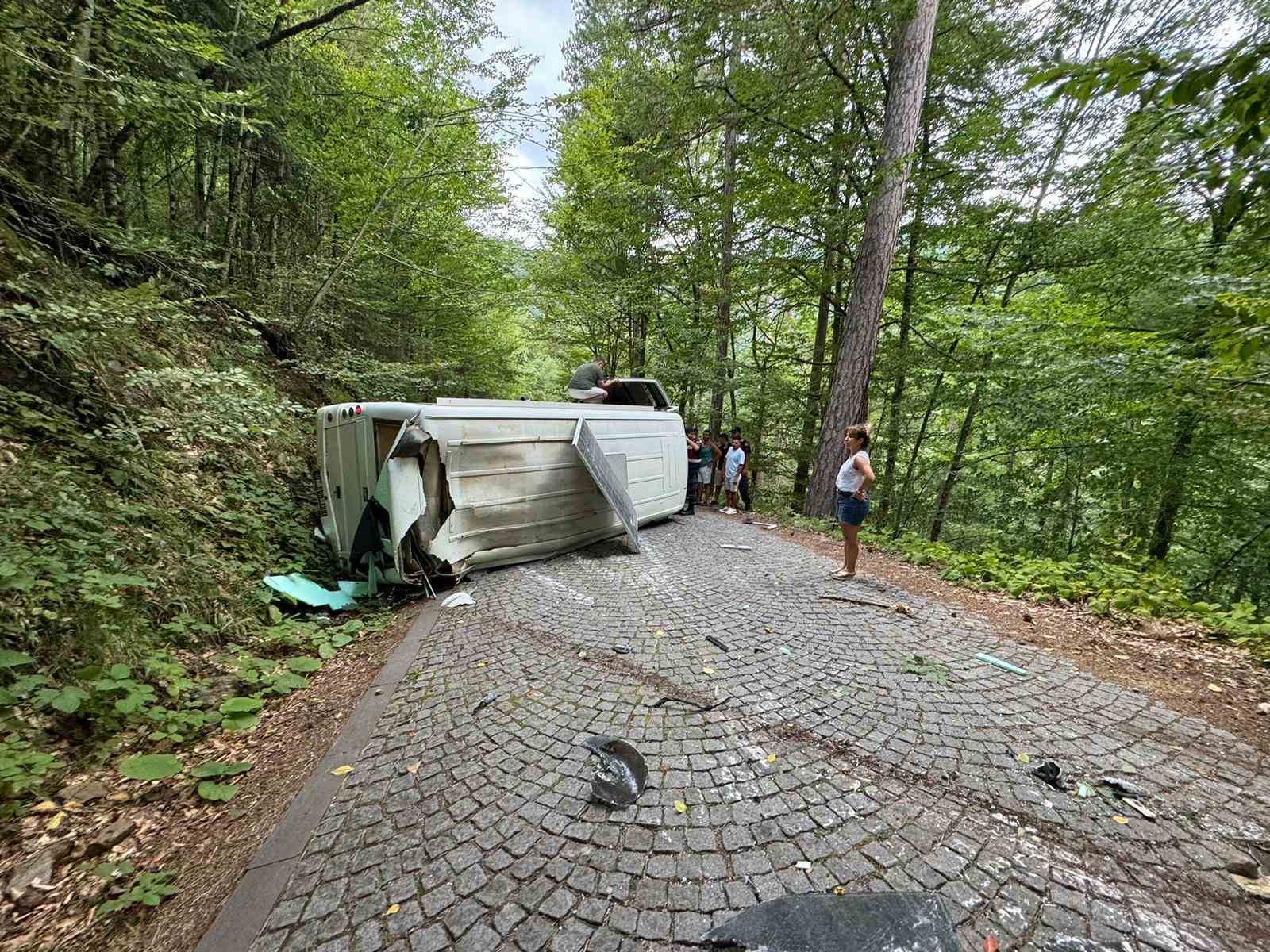 Kamp için Yedigöller’e gelen çiftin karavanı devrildi: 2 yaralı