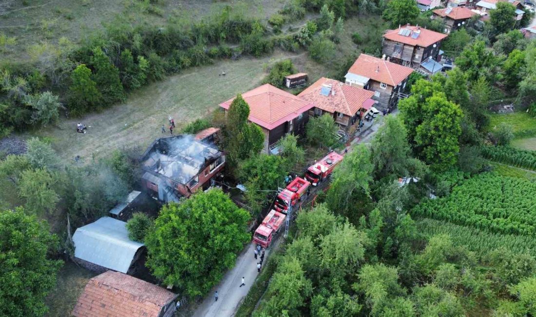 KASTAMONU’NUN İHSANGAZİ İLÇESİNDE ELEKTRİK KONTAĞINDAN ÇIKAN YANGINDA İKİ KATLI EV,