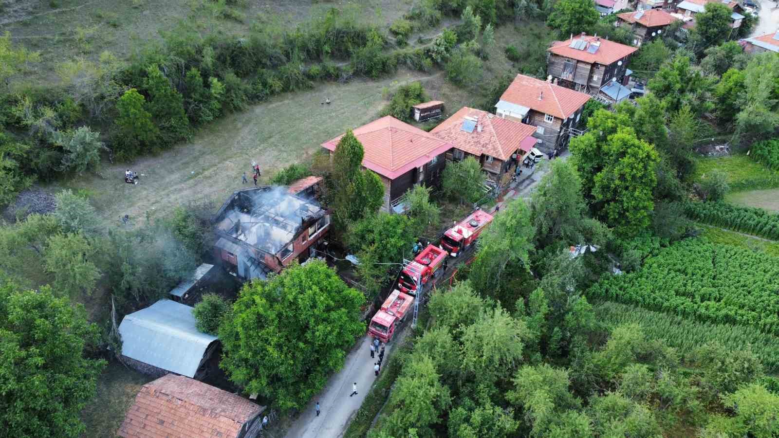 KASTAMONU’NUN İHSANGAZİ İLÇESİNDE ELEKTRİK KONTAĞINDAN ÇIKAN YANGINDA İKİ KATLI EV,