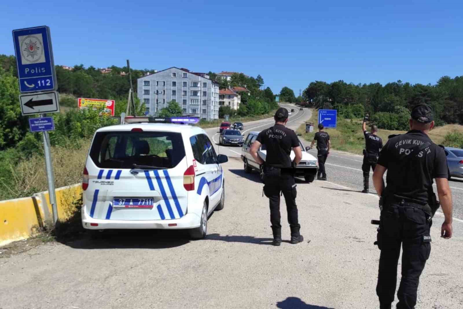 KASTAMONU'NUN ARAÇ İLÇESİNDE YAPILAN DENETİMDE HAKKINDA YAKALAMA KARARI BULUNAN 3