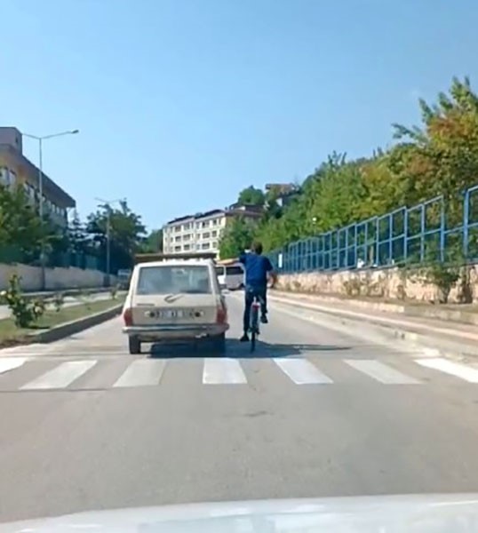 KASTAMONU’DA RAMPADAN ÇIKAMAYAN BİSİKLETLİ, OTOMOBİLDEN TUTUNARAK İLERLEMEYE ÇALIŞTI