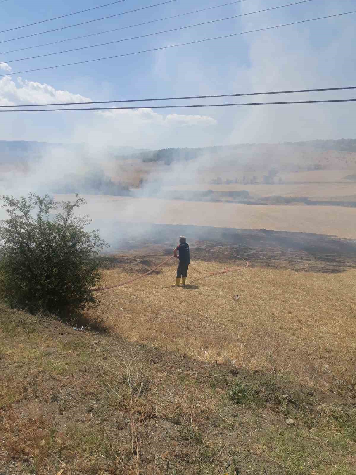 KASTAMONU'NUN TOSYA İLÇESİNDE TARIM ARAZİSİNDE ÇIKAN YANGIN İTFAİYE EKİPLERİ TARAFINDAN